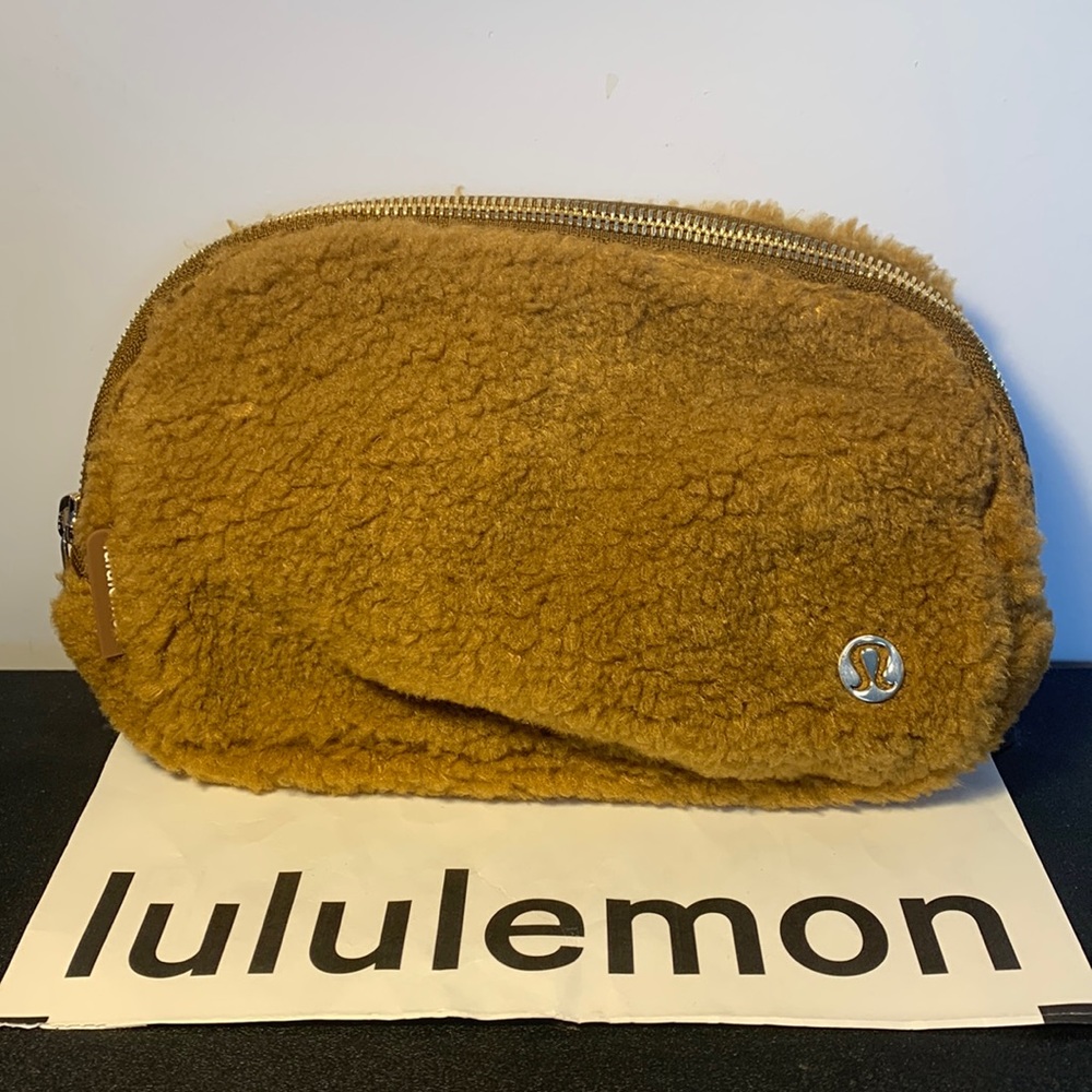 NWT LULULEMON FLEECE EVERYWHERE BELT BAG BURNT CARAMEL - Picture 2 of 4